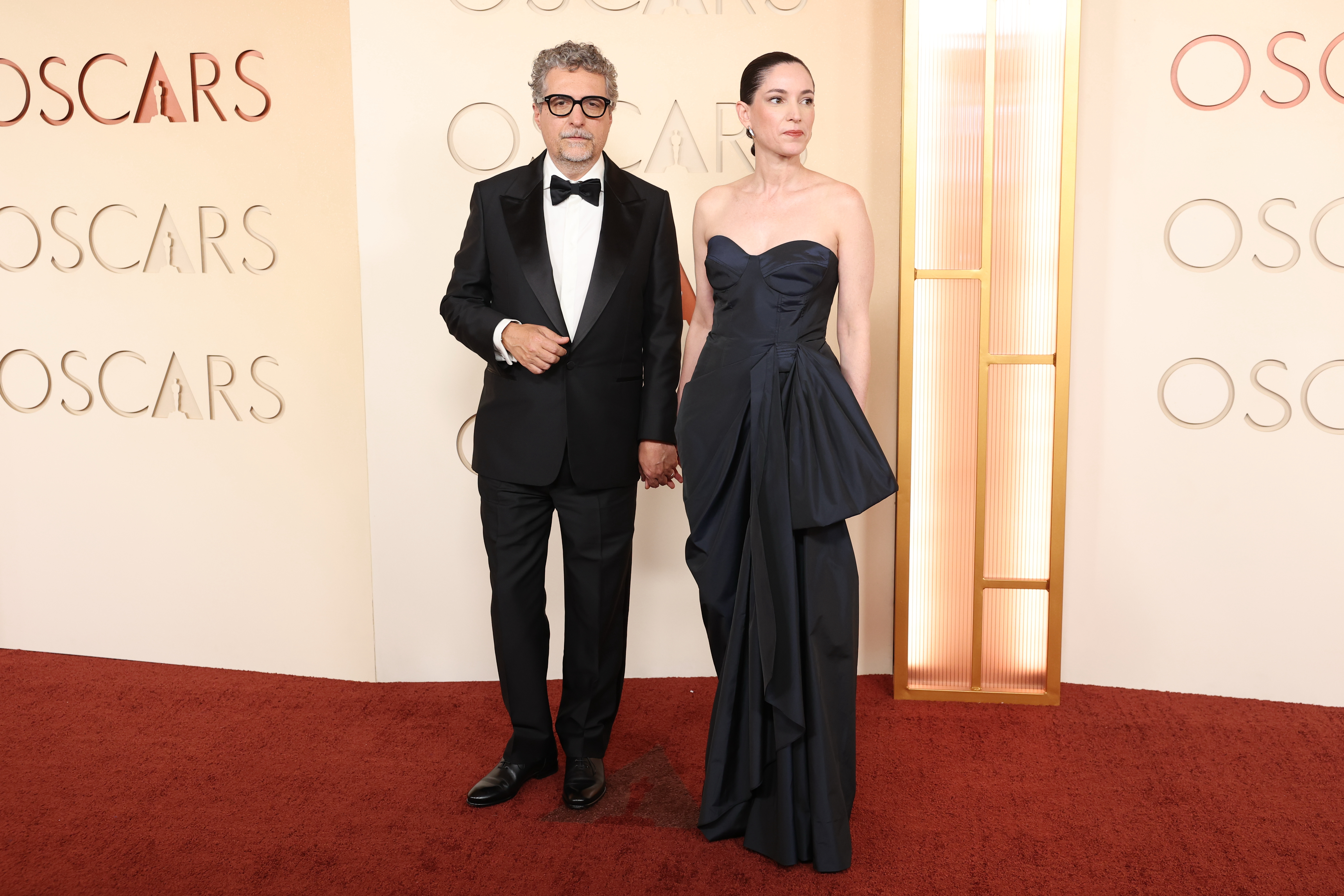 Kleber Mendon&ccedil;a Filho e Emilie Lesclaux, que veste Reinaldo Louren&ccedil;o, no Oscar 2026