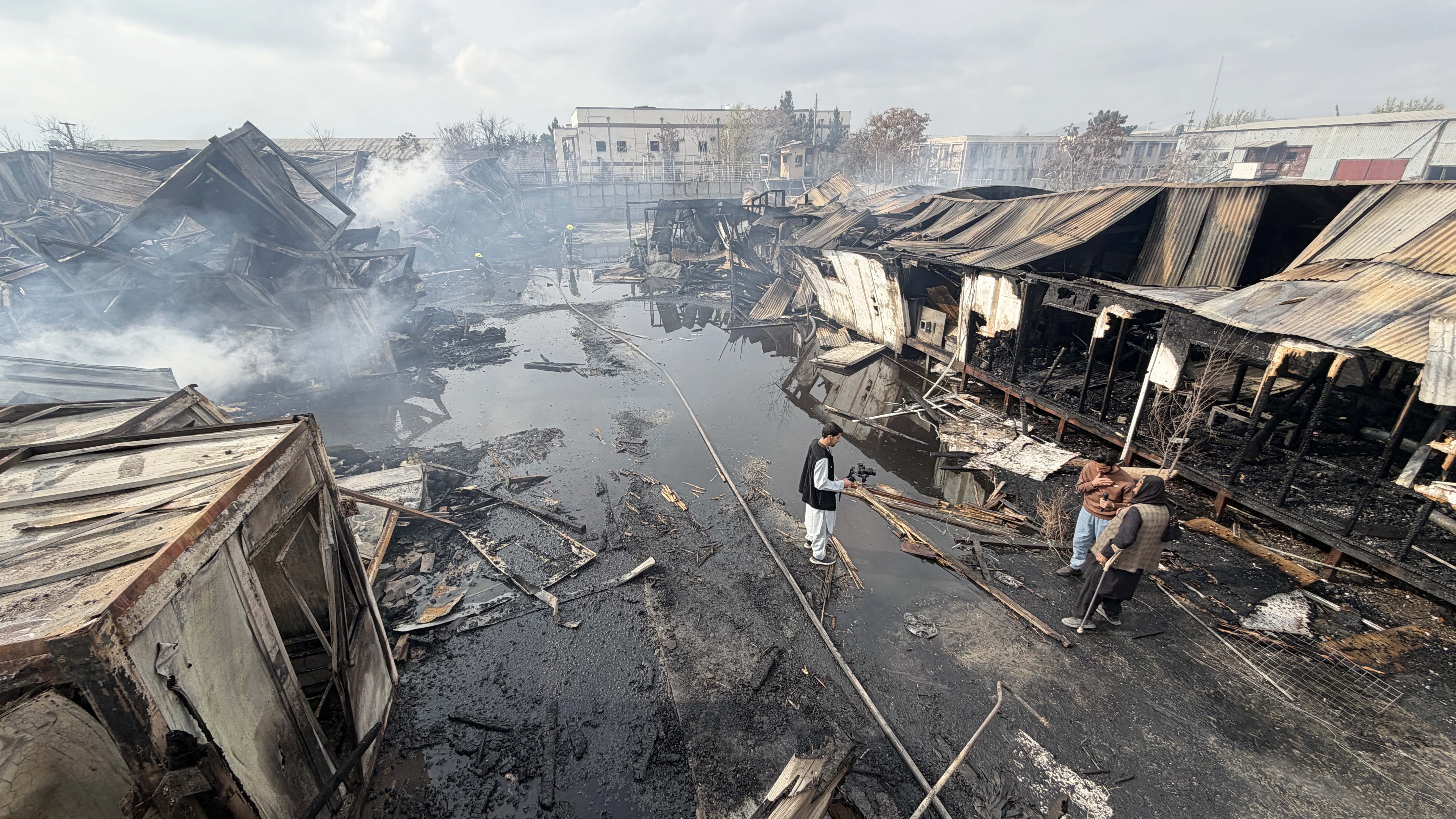 Vista da destruição após supostos ataques aéreos paquistaneses em Cabul, Afeganistão, em 17 de março de 2026. Autoridades afegãs afirmaram que os ataques atingiram um centro de reabilitação para dependentes químicos na capital, causando vítimas civis. O incidente ocorre em meio a crescentes tensões transfronteiriças, com o Paquistão alegando estar atacando posições do Tehreek-e-Taliban Pakistan (TTP), grupo que responsabiliza por ataques em seu território