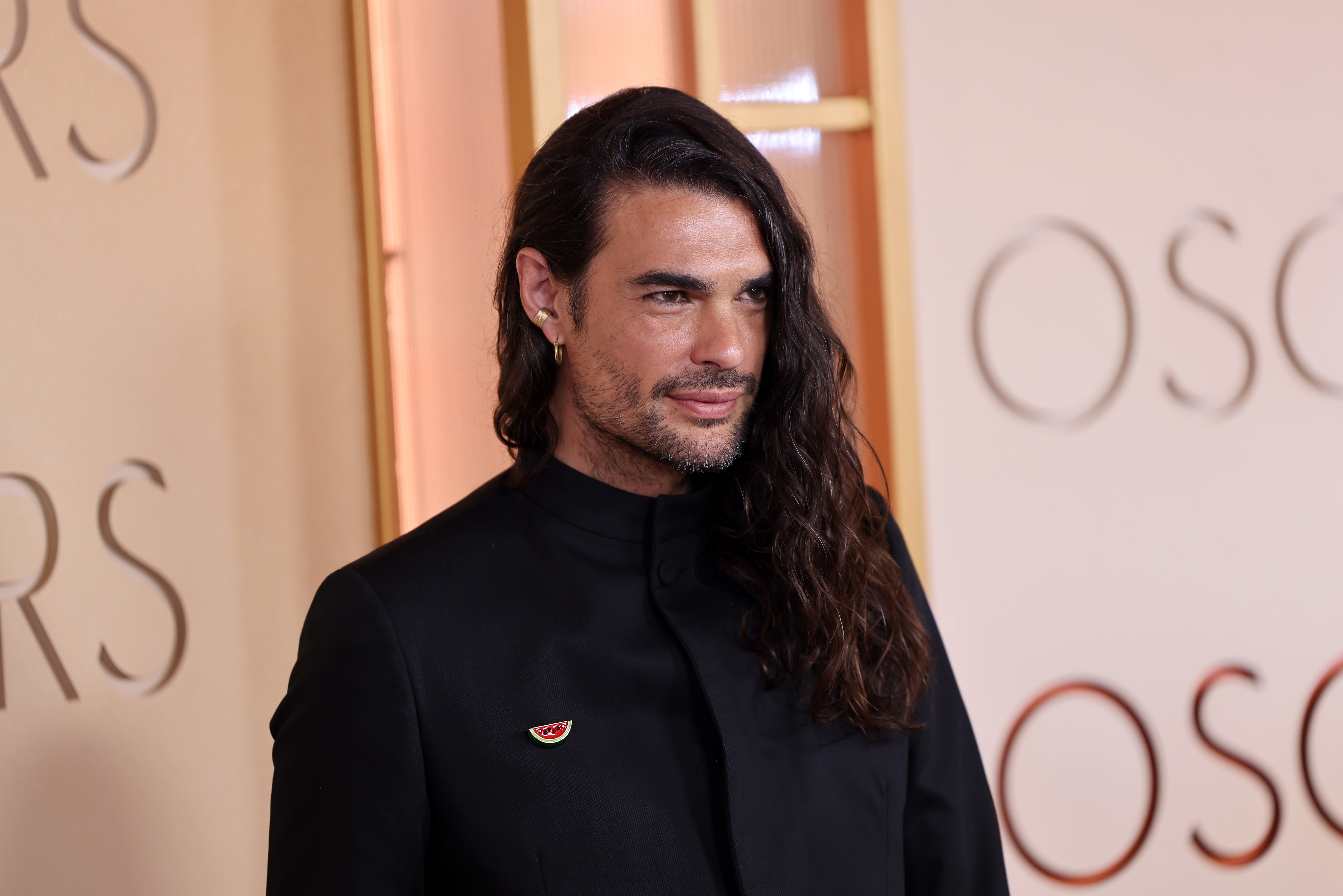 Diretor espanhol Óliver Laxe usa um pin de melancia, símbolo da resistência e identidade palestina