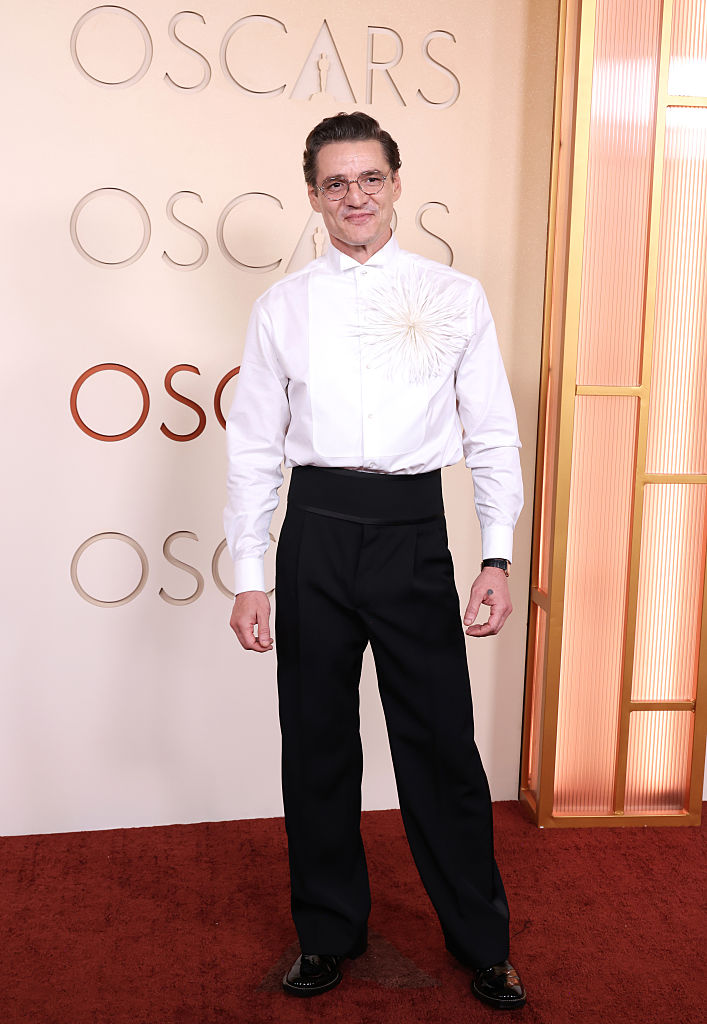Pedro Pascal veste Chanel