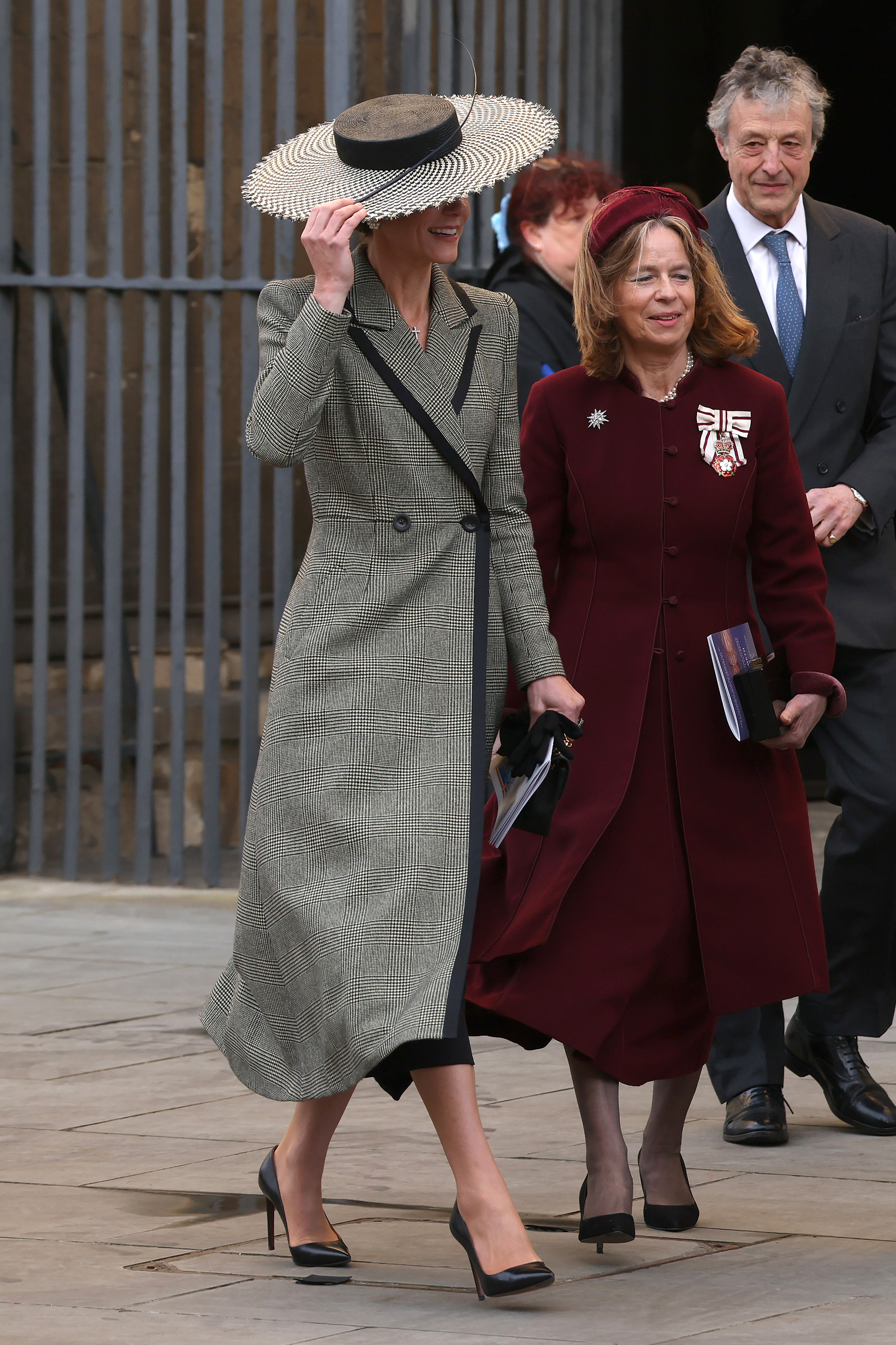Kate Middleton veste trench coat e saia Suzannah London, chapéu Juliette Millinery; brincos Cassandra Goad, bolsa Chanel e sapato scarpin Ralph Lauren