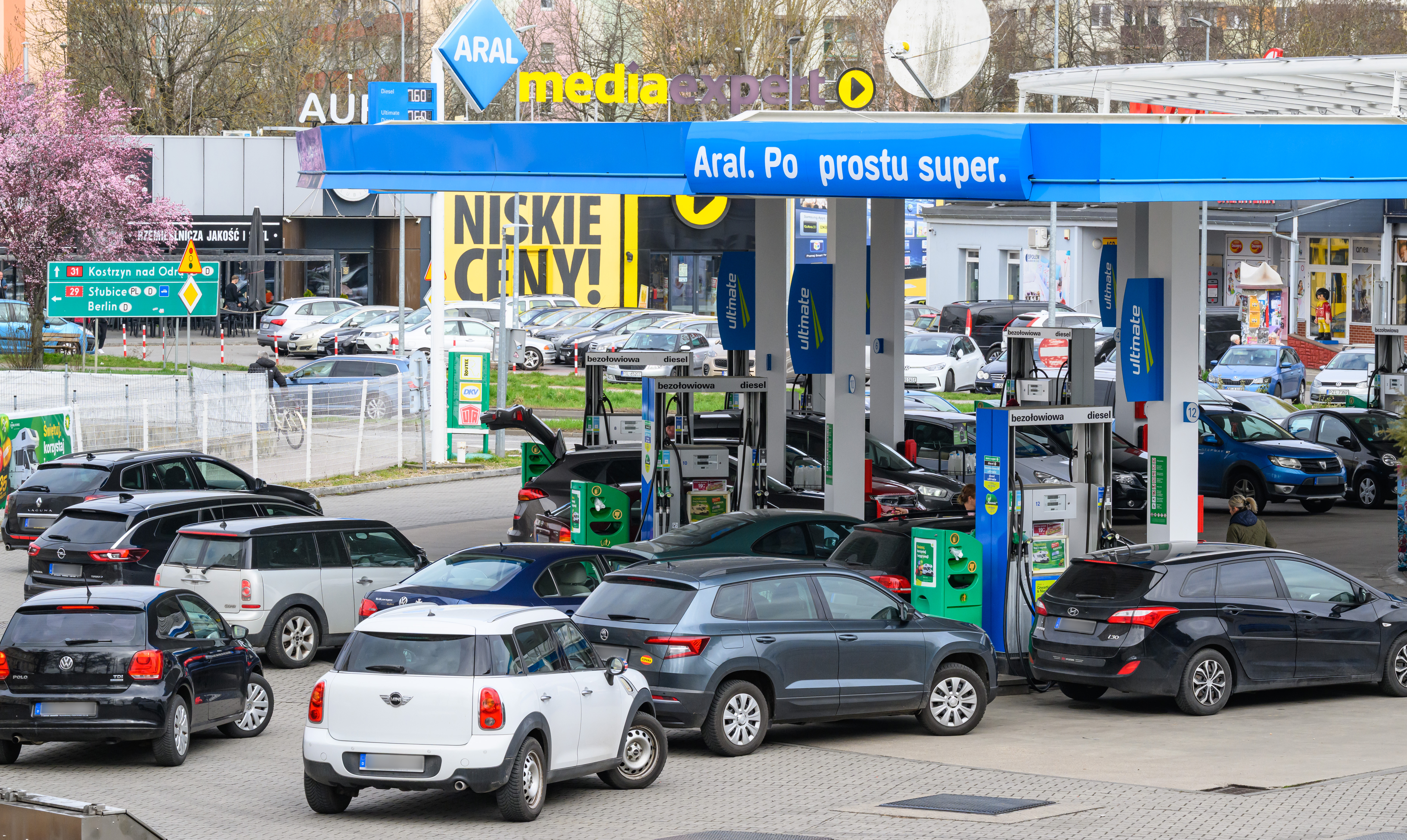 Veículos com placas alemãs estão estacionados em um posto de gasolina em Słubice, na Polônia. O governo polonês estabeleceu um teto para os preços da gasolina e do diesel, o que também está atraindo “turistas do combustível”