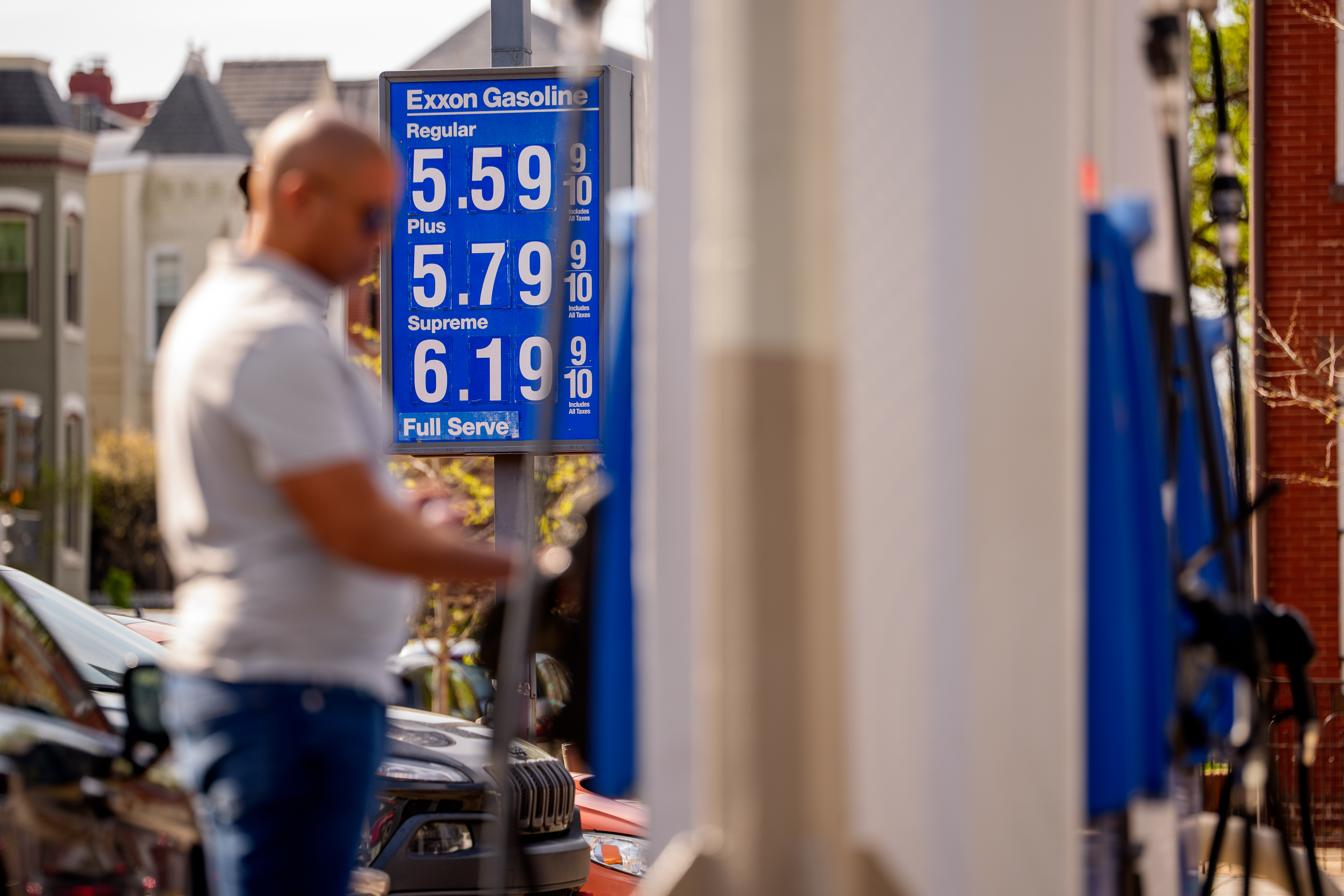 Gasolina acima de US$ 4: guerra com Irã pressiona economia e desgasta Trump
