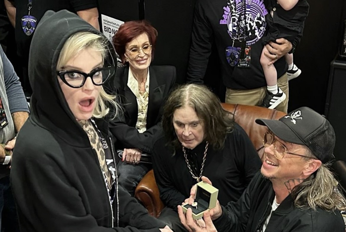 Kelly Osbourne e Sid Wilson durante o pedido de casamento