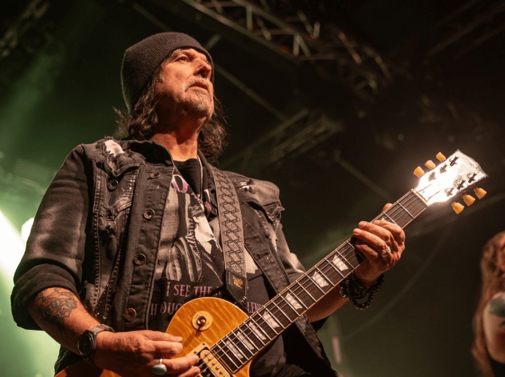 Morre Phil Campbell, ex-guitarrista do Motörhead, aos 64 anos