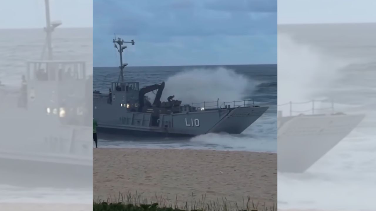 Barco da Marinha encalha na Praia da Macumba. Veja o vídeo