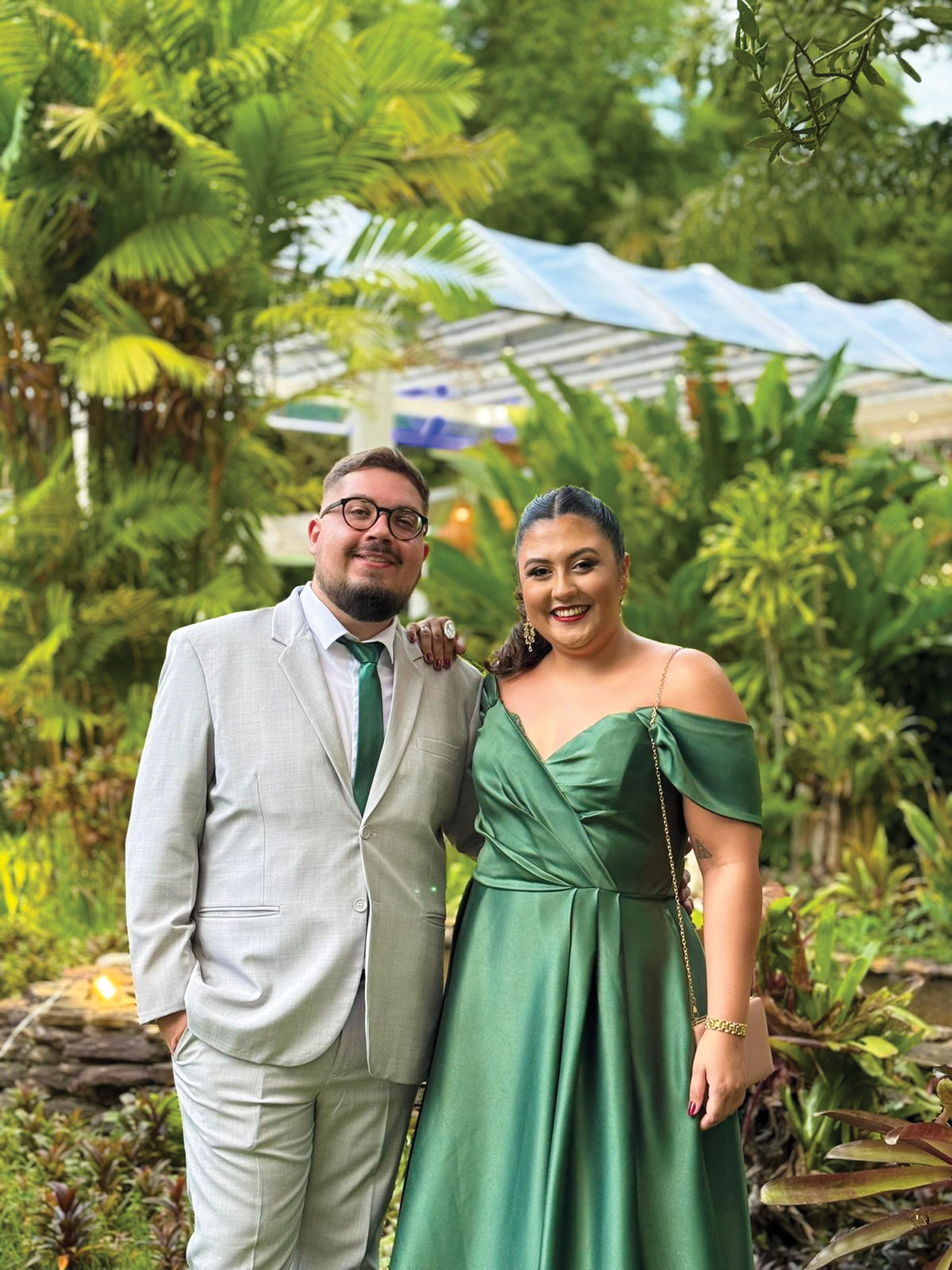 PROTE&Ccedil;&Atilde;O MATERNA - Os cariocas J&uacute;lia Nogueira, 27 anos, e Luiz Filipe Vianna, 31, est&atilde;o noivos. J&aacute; sabem o que acontecer&aacute; quando ela engravidar: at&eacute; o primeiro ano do filho, renda comum.