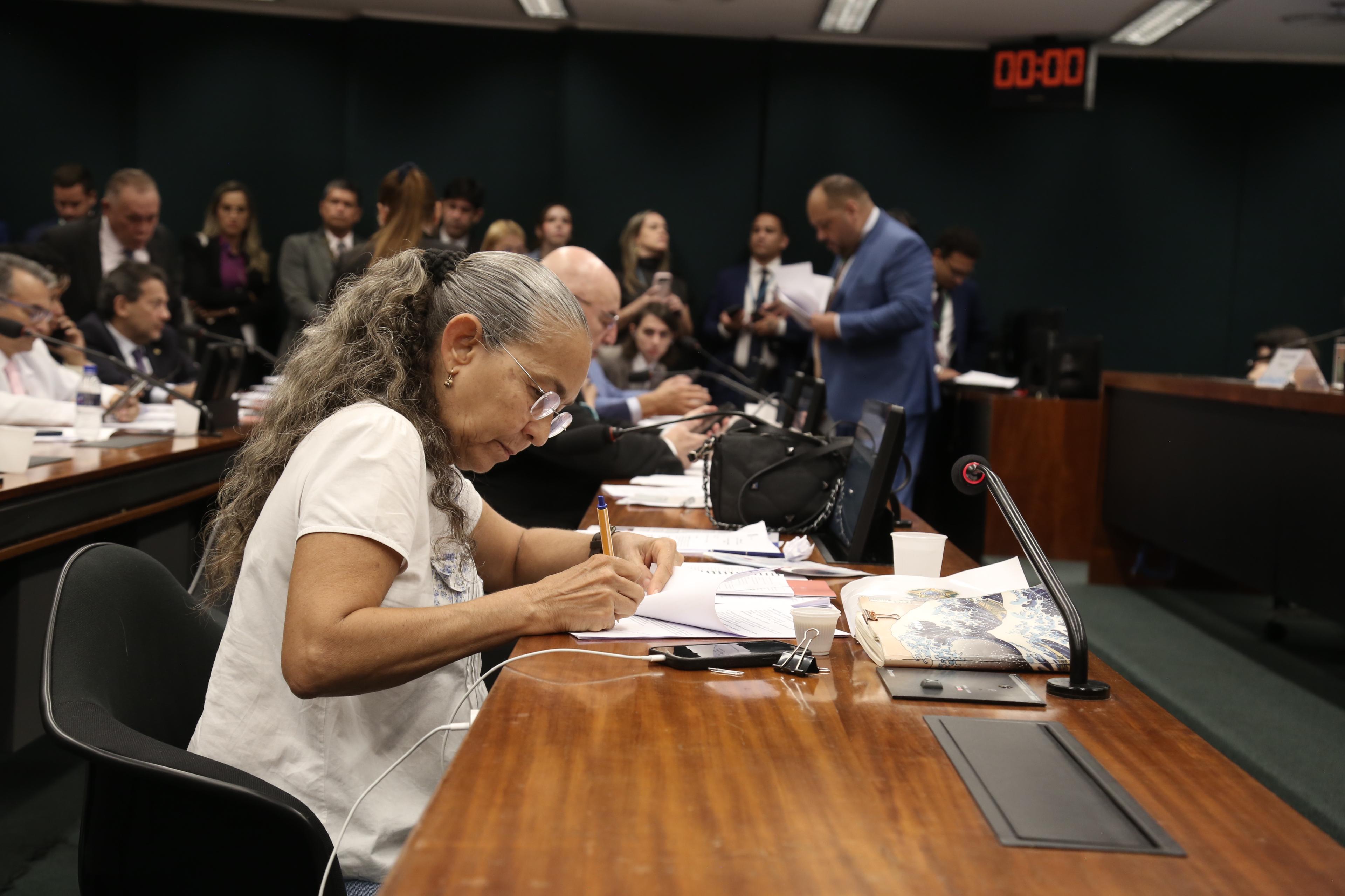 Heloísa Helena é uma das autoras de requerimento de informação endereçado a ministro da Justiça