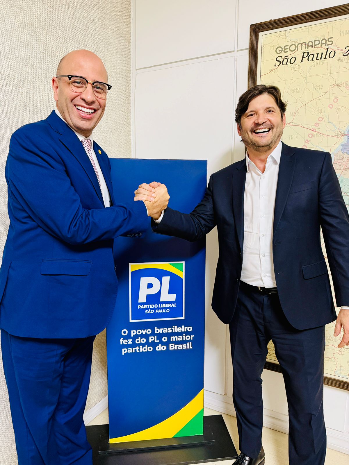 O deputado estadual Oséias de Madureira assinou a ficha de filiação ao PL