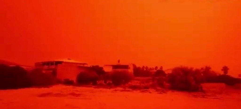 Efeitos do ciclone Narelle chamaram atenção ao pintar céu australiano de vermelho