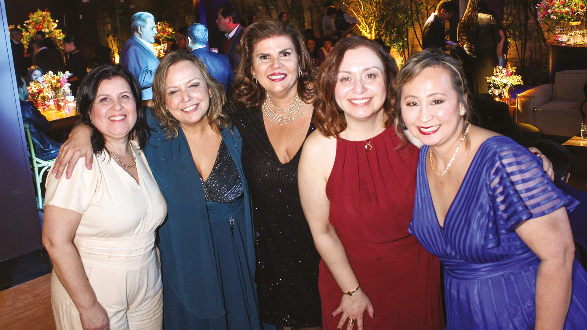 QUARTETO -&ensp;A turma grudada: Carla (&agrave; esq.), Roberta, Luciana, Cintia e Silvana