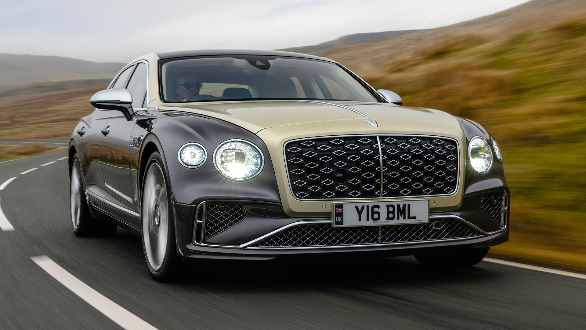 SOLU&Ccedil;&Atilde;O H&iacute;BRIDA -&ensp;O Bentley Flying Spur: a sensatez do meio do caminho
