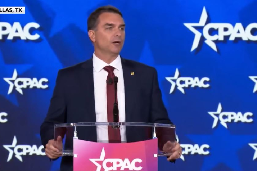 Na CPAC, Flávio compara Bolsonaro a Trump e associa Lula a facções