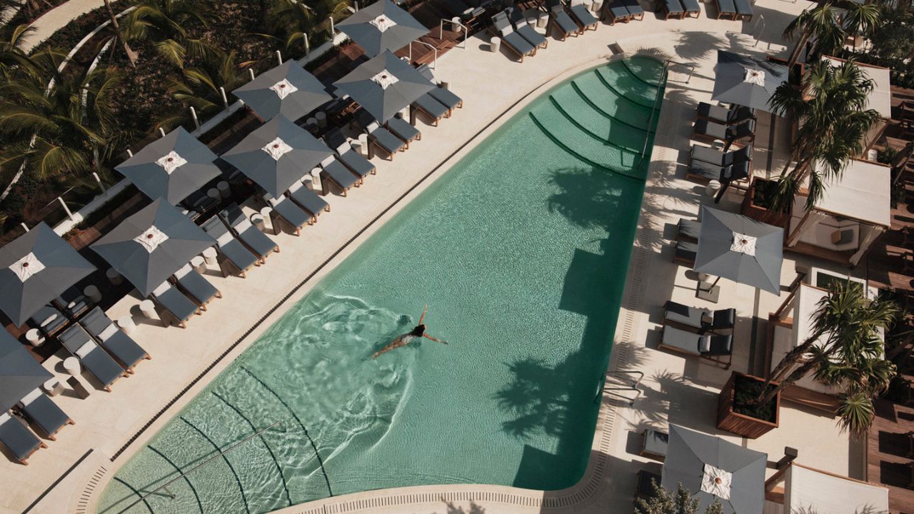 Por dentro do Four Seasons at The Surf Club: o refúgio mais desejado de Miami