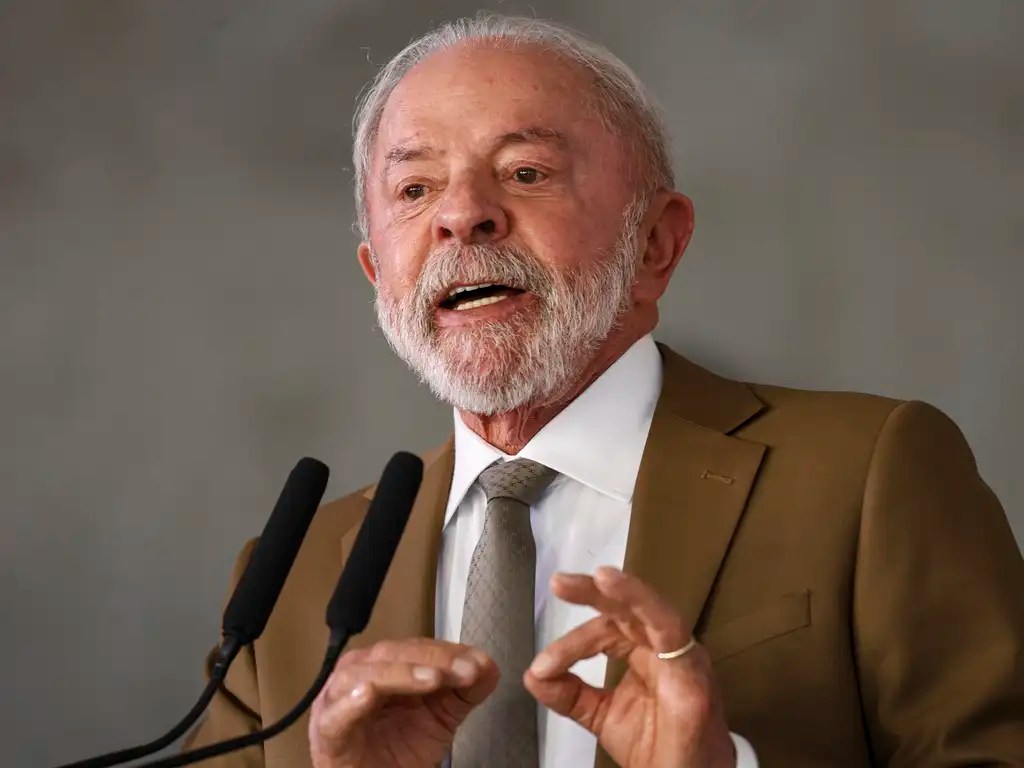 O que está por trás do terno marrom que Lula passou a usar em eventos