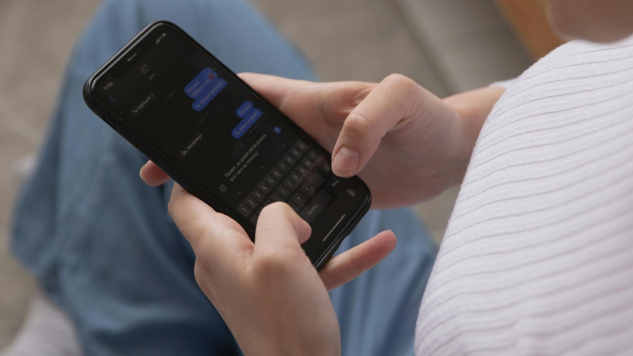Uma em cada cinco brasileiras já foram monitoradas pelo celular