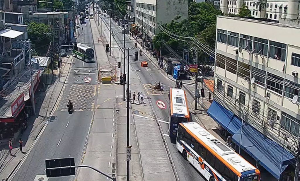 Criminosos sequestram cinco ônibus no Rio