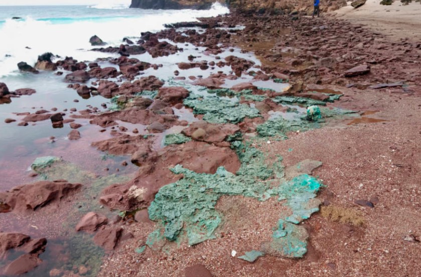Formação plástica na costa da ilha de Trindade, no meio do Oceano Atlântico