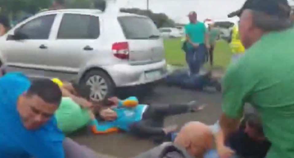 Momento em que Júnior atropela manifestantes