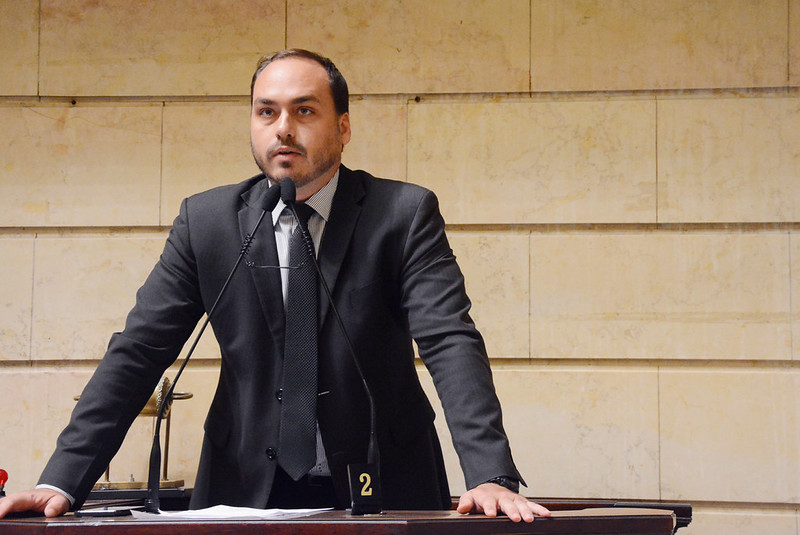 Pesquisa indica dificuldade para Carlos Bolsonaro na disputa pelo Senado em SC