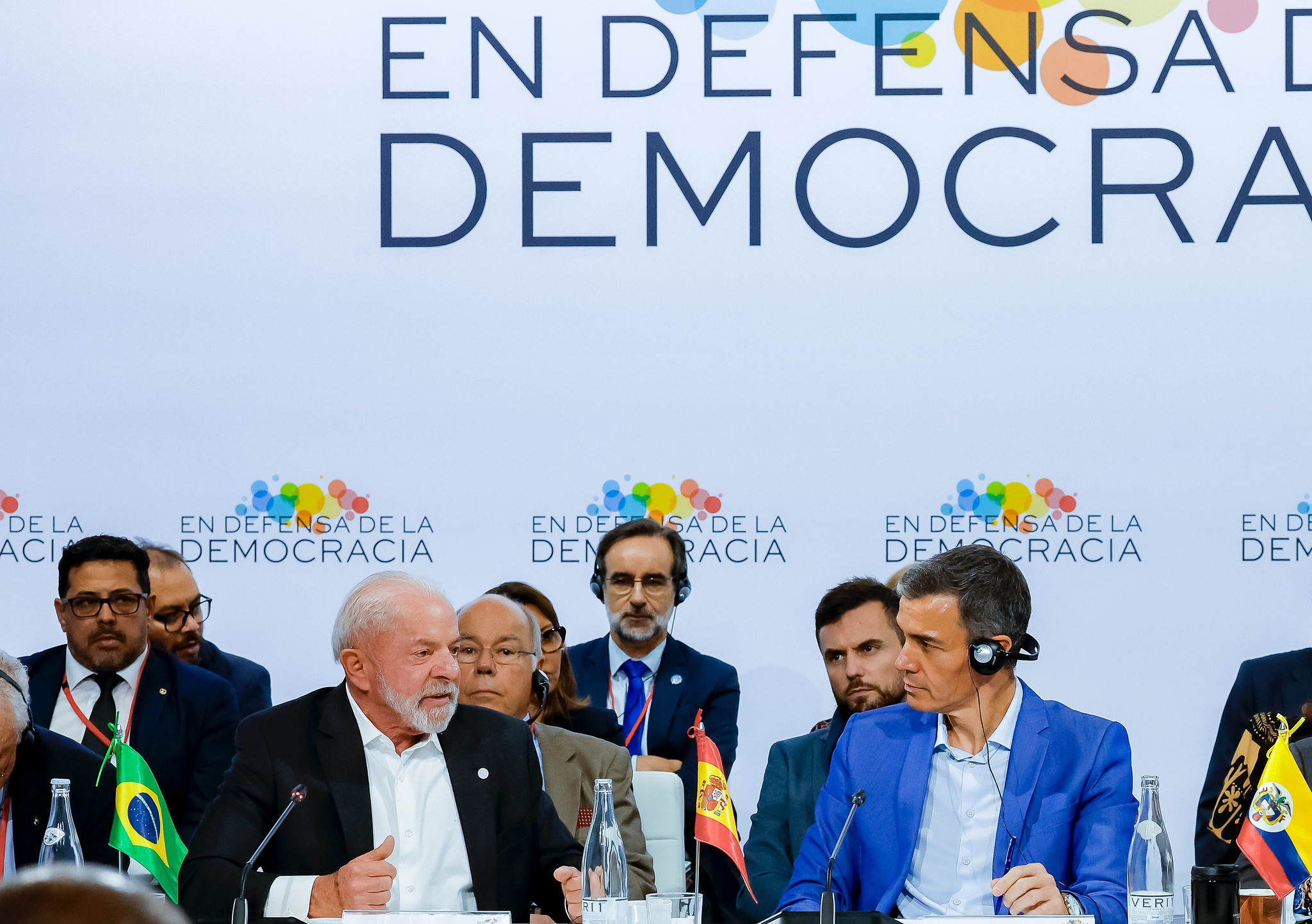 Presidente Lula, ao lado do presidente da Espanha, Pedro Sánchez, discursa durante a 4ª Reunião de Alto Nível do Fórum em Defesa da Democracia, em Barcelona, na Espanha (18/04/2026)