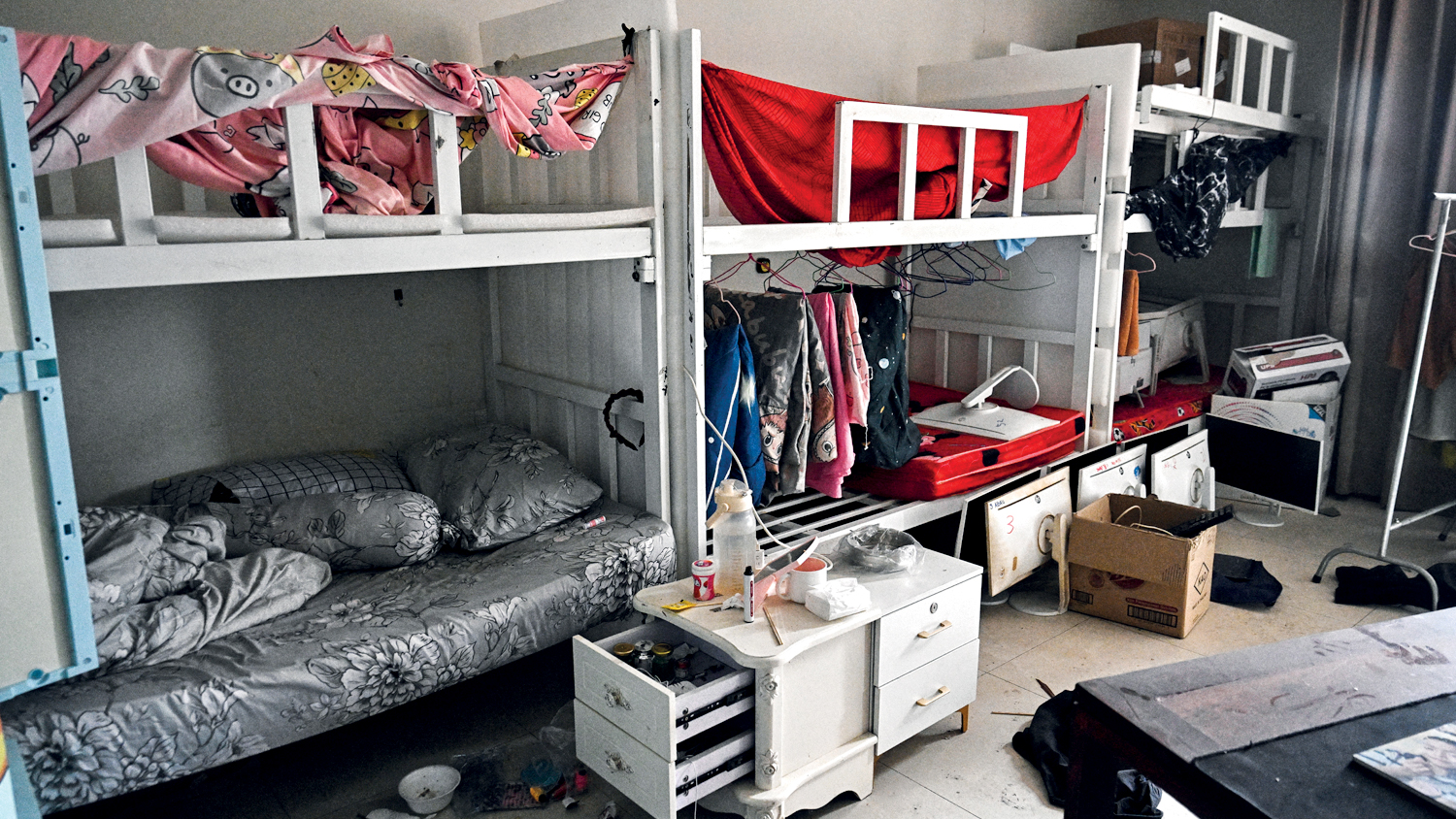INFERNO -&ensp;Quarto de um QG do crime em Mianmar: sistema an&aacute;logo &agrave; escravid&atilde;o