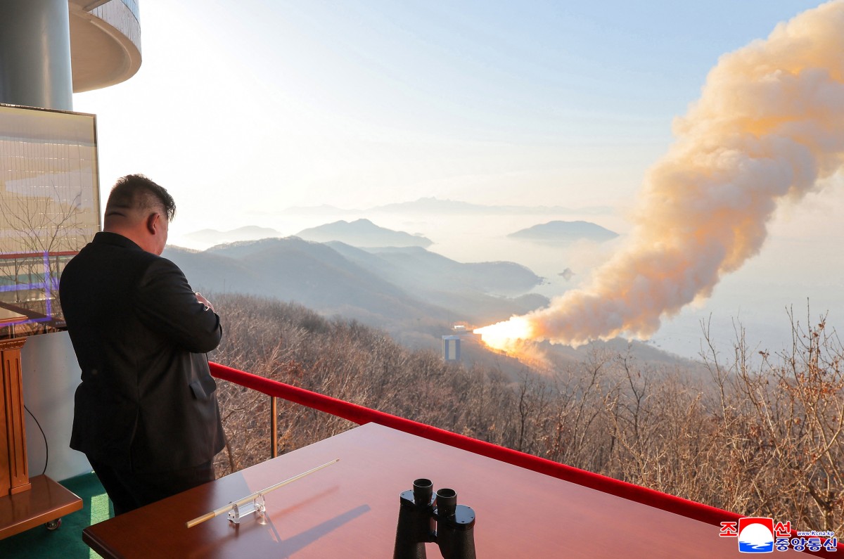 Esta imagem sem data, divulgada pela Agência Central de Notícias da Coreia do Norte (KCNA) em 29 de março de 2026, mostra o líder norte-coreano Kim Jong Un inspecionando um teste de combustão de um motor de foguete de combustível sólido em um local não divulgado na Coreia do Norte