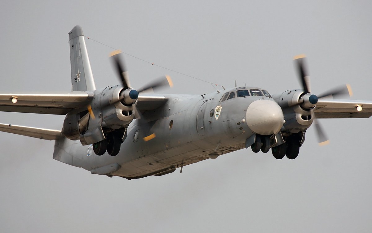 Avião militar de transporte russo Antonov-26. -