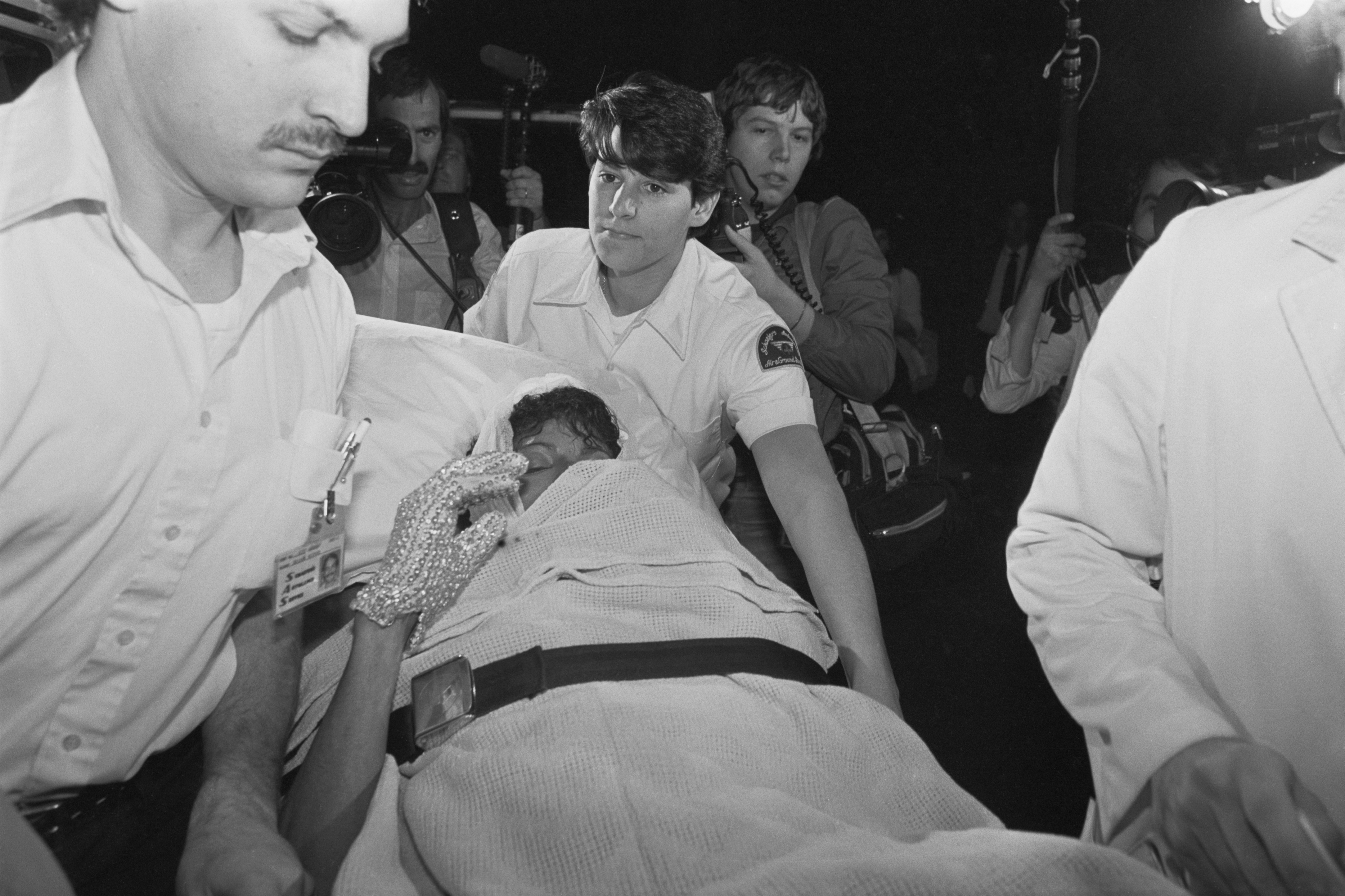 Michael Jackson sendo levado ao hospital após acidente em comercial da Pepsi, 1984