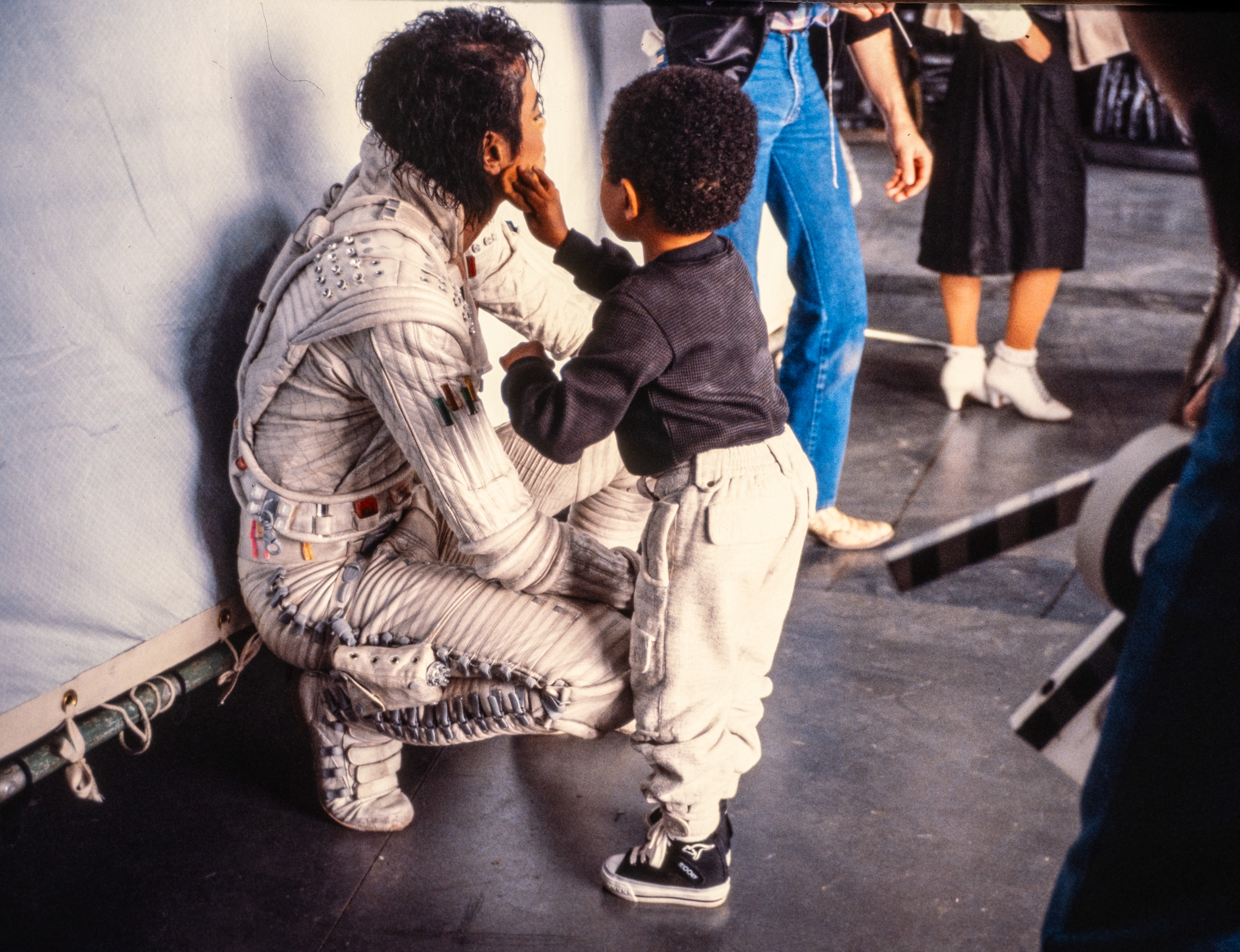 Michael Jackson com Emmanuel Lewis noset de Captain EO, California, 1985