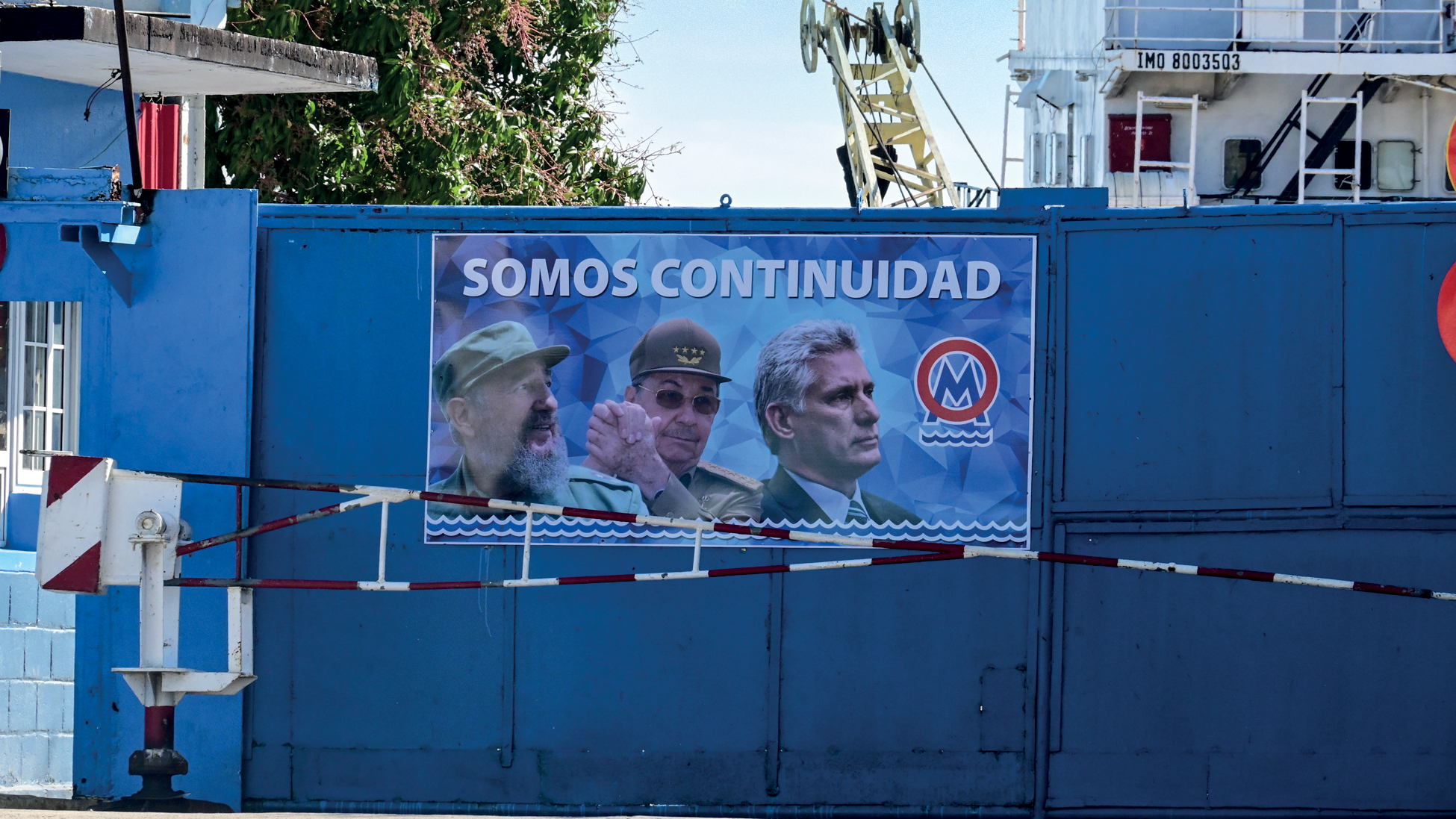 NA PAREDE - Díaz-Canel (à dir.) junto dos irmãos Castro: impopular e à espera da intervenção americana
