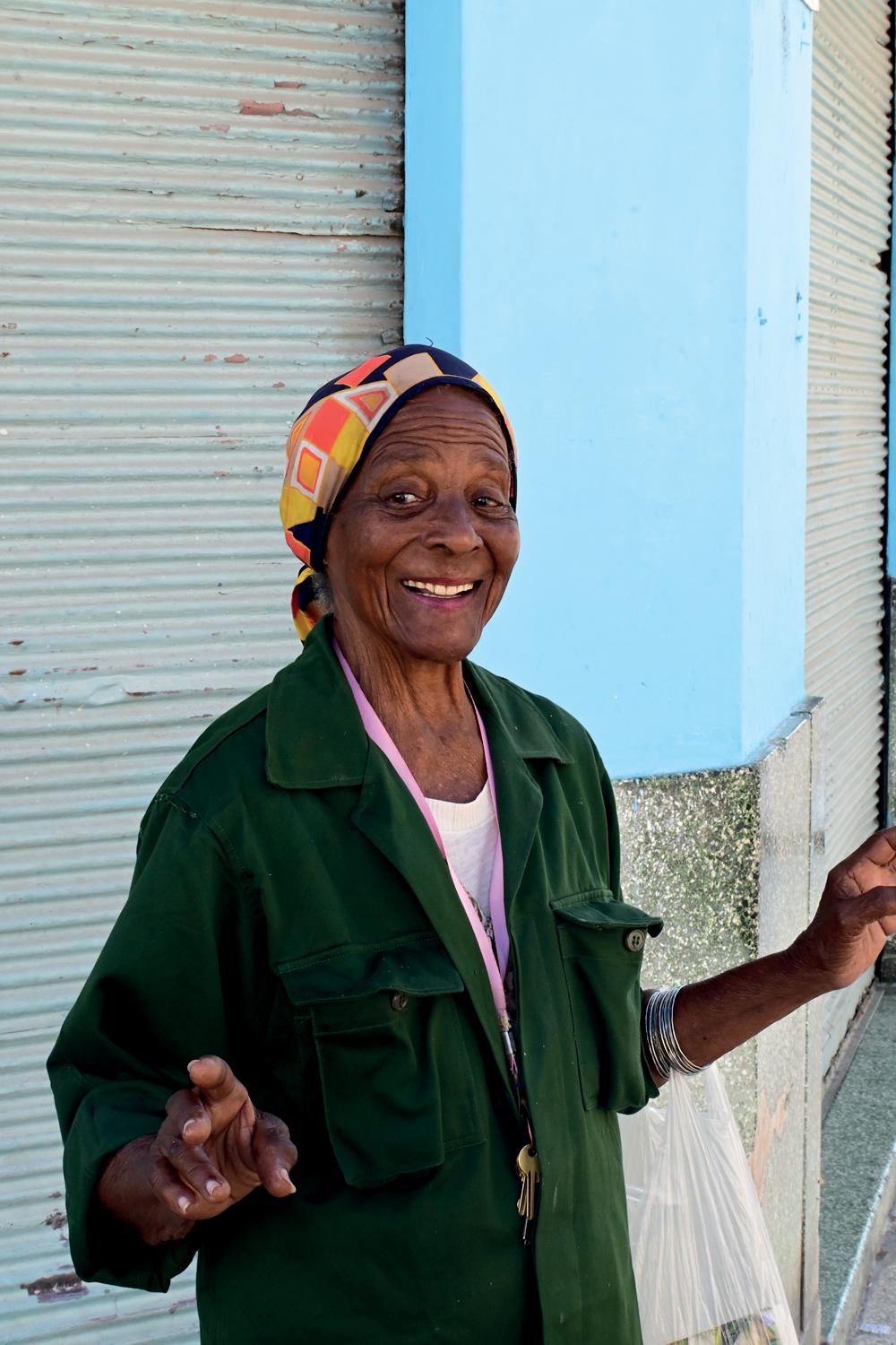 “TUDO PIOROU” - Professora aposentada, Eva Martínez, 82 anos, recebe uma pensão irrisória e depende da ajuda dos filhos para se sustentar. Diz, com orgulho, que participou do esforço nacional de alfabetização em Cuba, nos anos 1960, e se preocupa com as crianças que passam dificuldade atualmente. Saudosista, afirma que a vida era melhor no passado. “Havia comida, havia educação”, recorda.