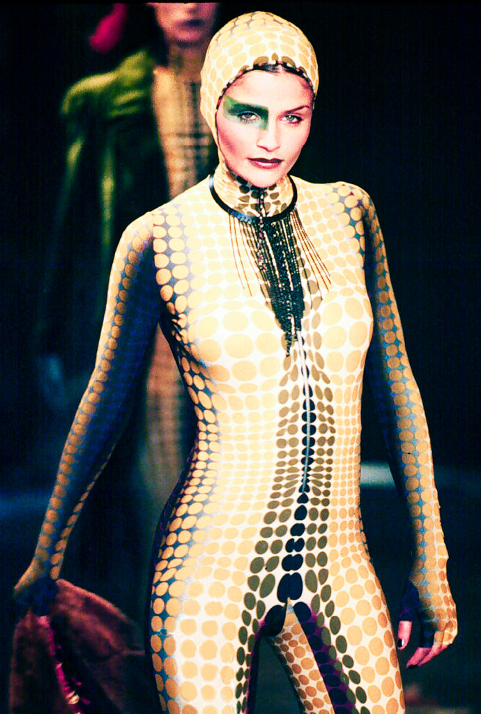 A top model Helena Christensen desfila para Jean Paul Gautier outono/inverno 1995-1996