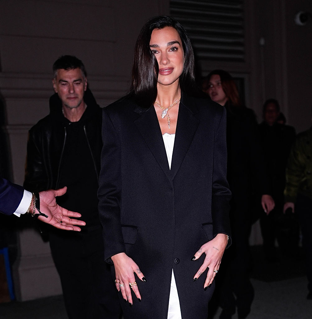 Dua Lipa em Nova York: sofisticação em unhas impecáveis
