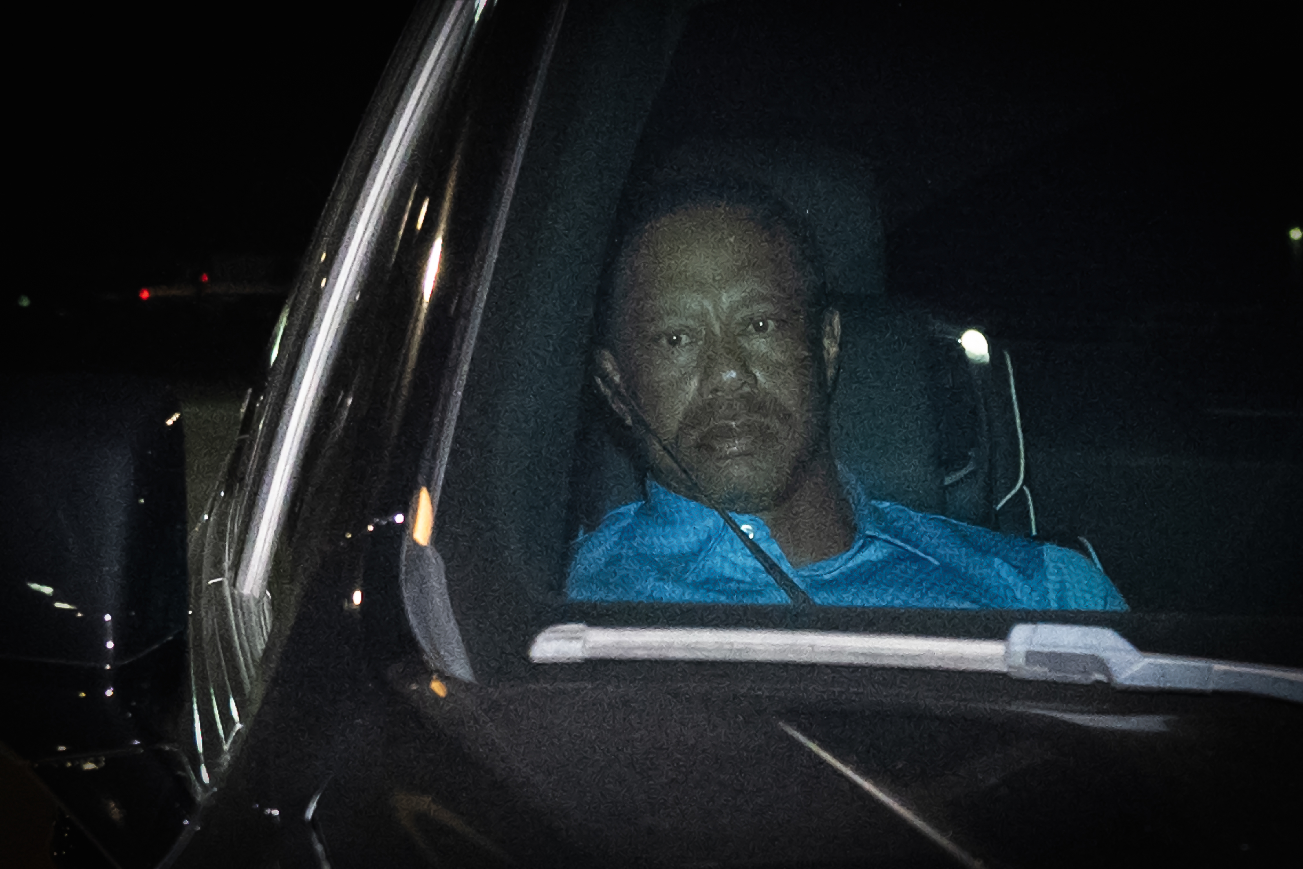 Tiger Woods é visto saindo da Cadeia após ser preso por dirigir sob influência de álcool depois de um acidente de carro
