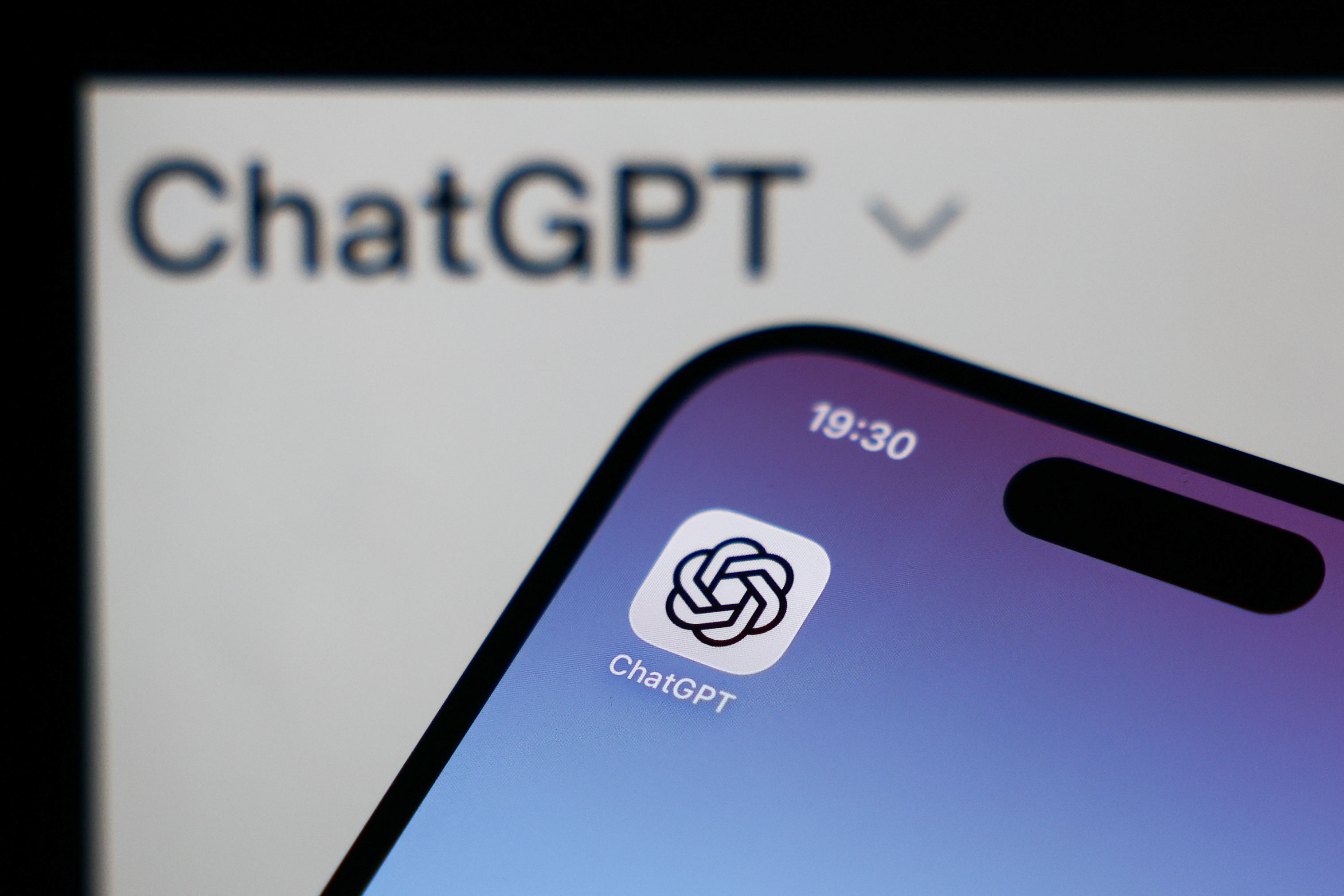 Foto de celular com logo do ChatGPT.