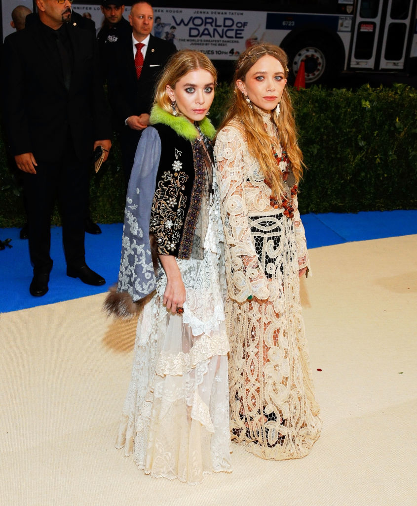 Mary-Kate Olsen e Ashley Olsen vestem Comme des Garçons por Rei Kawakubo