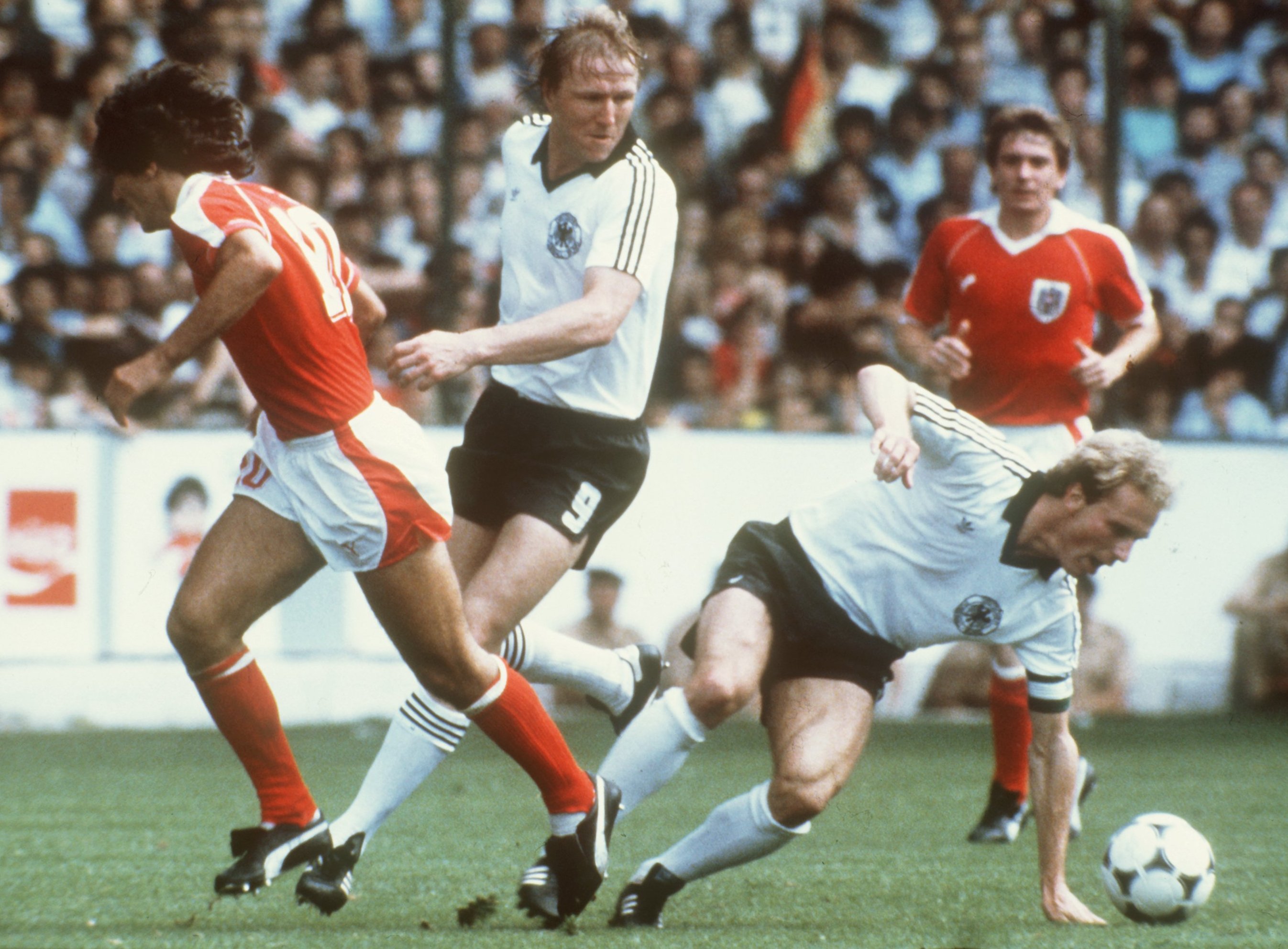 Horst Hrubesch e Karl-Heinz Rummenigge, da Alemanha, Austrian Reinhold Hintermaier e Bernd Krauss, da Áustria, em partida da Copa do Mundo de 1982