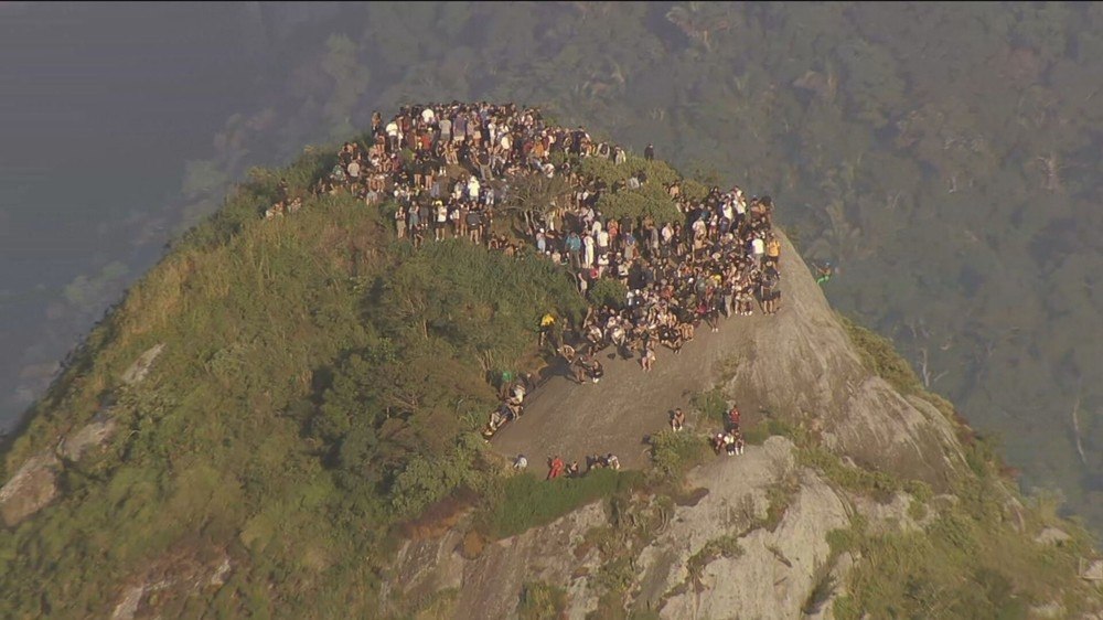 Operação no Vidigal contra traficante foragido deixa centenas de turistas encurralados no Morro Dois Irmãos