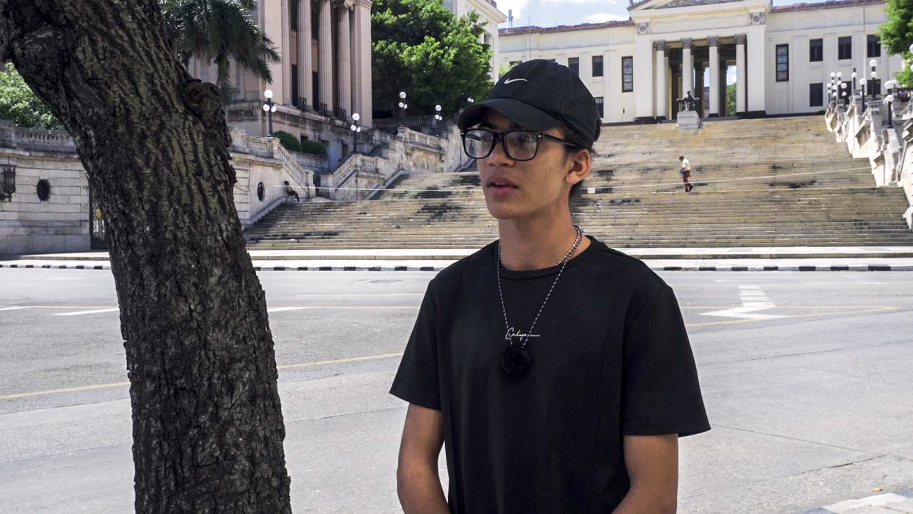 “QUERO AULA” - Aluno do curso de letras da Universidade de Havana, Ian (que prefere omitir o sobrenome), 22 anos, teve o ensino presencial suspenso e o remoto é inviável, devido às quedas frequentes de energia e de internet. Sem saída, participa com colegas de atos de protesto, mesmo temendo a repressão policial. “Não somos organização política. Só queremos estudar”, afirma.