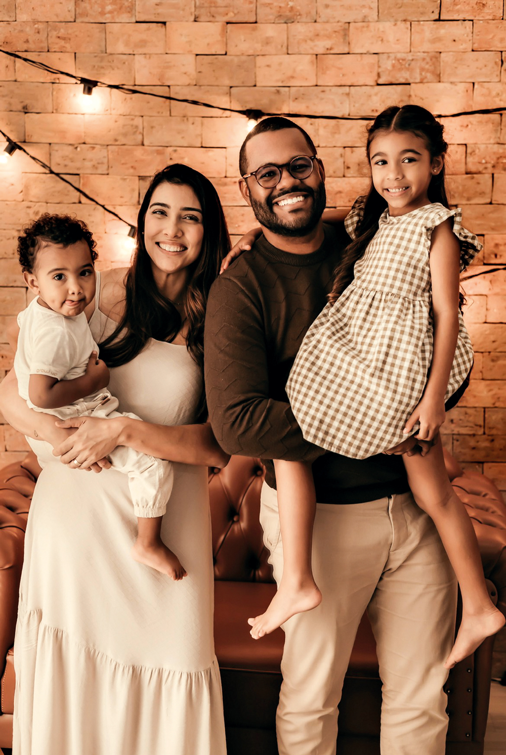 “MASCULINIDADE À ANTIGA” - CADA UM NO SEU PAPEL - Casado e pai de dois filhos, o terapeuta de casais Éric Reis, 37 anos, rechaça os discursos de ódio contra mulheres que fazem barulho nas redes, mas aprova a antiga divisão de tarefas em casa, com o homem como provedor. “O marido traz segurança à esposa e faz com que ela se sinta amada e protegida. Mas um deve ser submisso ao outro”, defende.