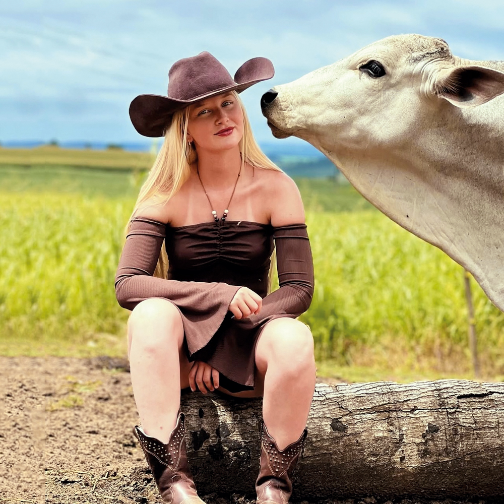 “AGRONEJO” - ORGULHO DE SER BOIADEIRA - Nascida em uma família de produtores rurais em Lapa, no interior do Paraná, Lediane Salake, 23 anos, se define como “agrogirl” e comemora o fato de seu estilo de vida ter virado moda. “Antes, todo mundo caçoava”, lembra a pecuarista, que não abre mão de usar chapéu e bota.
