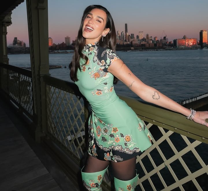 Dua Lipa: Cavalli floral menta para sorrir