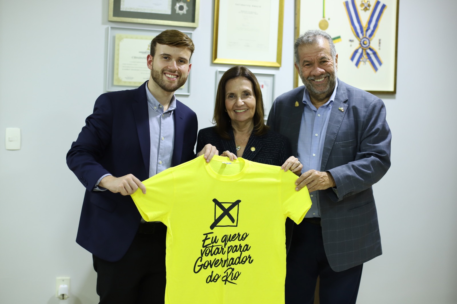 Leo Lupi, Martha Rocha e Carlos Lupi com camiseta a favor da eleição direta