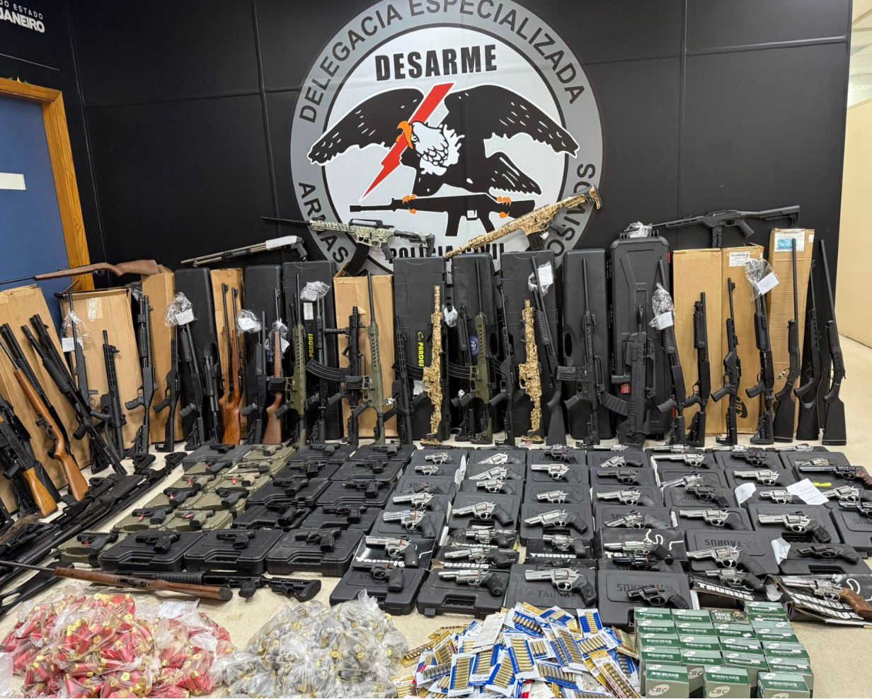 Polícia apreende arsenal em ação contra lojas de armamento ilegal