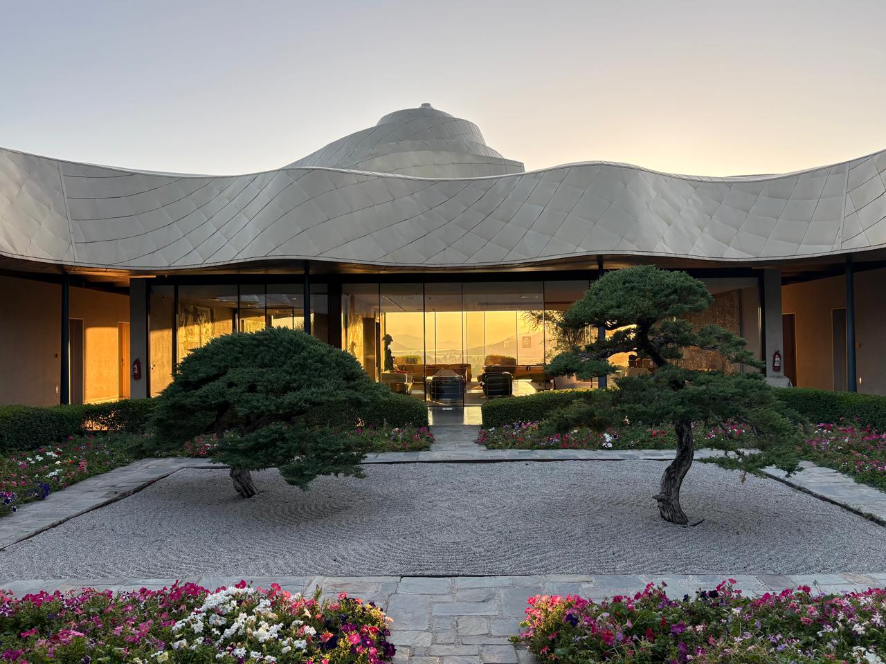 A Vik e seu hotel (foto) têm projetos premiados: experiência de enoturismo na vinícola eleita a melhor do mundo em 2025