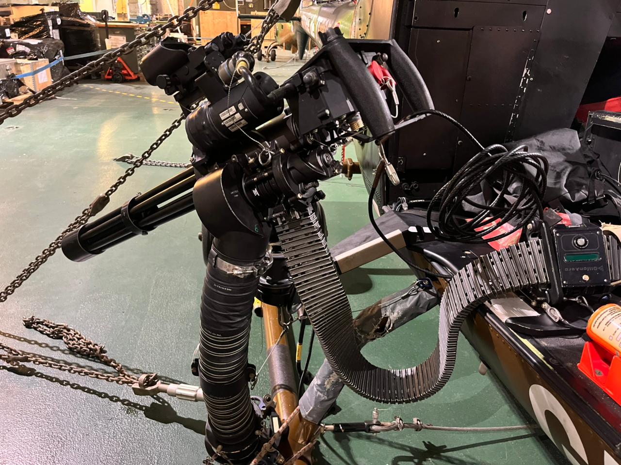 Helicóptero equipado com arma capaz de disparar 15 munições por segundo. 23/04/2025