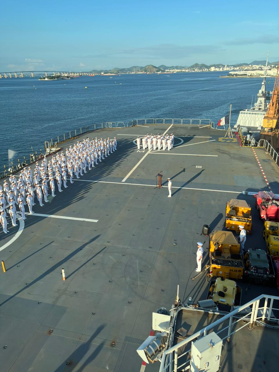 Cadetes em cerimônia no Dixmude. 23/04/2026