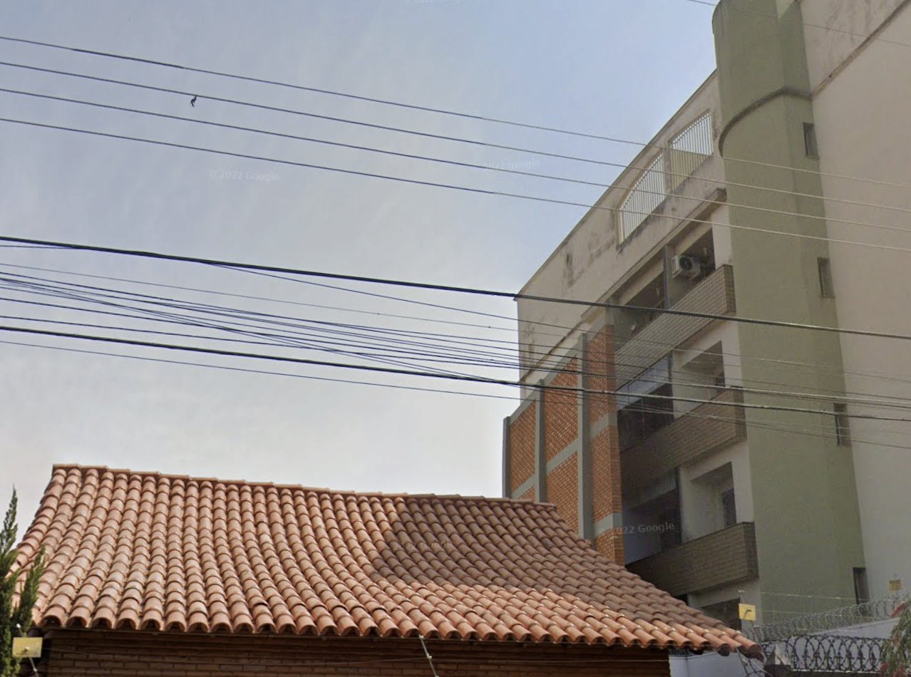 Muro construído entre casa e prédio em Passo (MG)