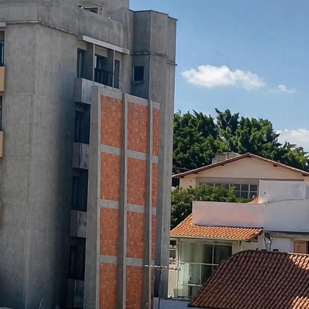 Muro construído entre casa e prédio em Passo (MG)